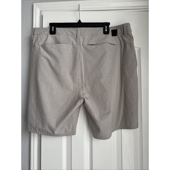 Vuori Aim Men's Chino Performance Shorts Tan Sz 38 8" Inseam Style V368 Beige - Picture 4 of 6